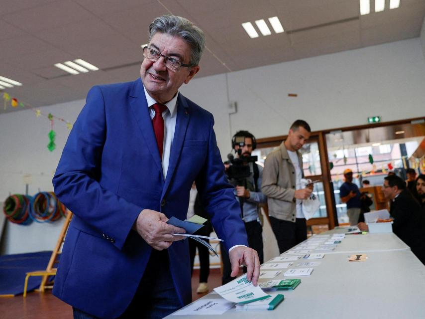 Jean-Luc Mélenchon vota en la primera vuelta de las elecciones legislativas anticipadas de 2024.