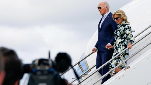 El presidente de EEUU Joe Biden y la primera dama Jill Biden descienden del Air Force One en Burlington County (New Jersey).