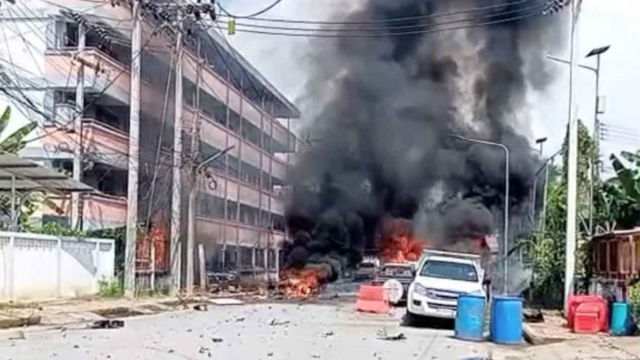 La columna de humo provocada por la explosión frente a un apartamento perteneciente a la comisaría de policía de Bannang Sata, en la ciudad de Yala (Tailandia).