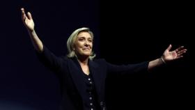 La ultraderechista Marine Le Pen celebra los resultados de la primera vuelta de las elecciones legislativas de Francia.