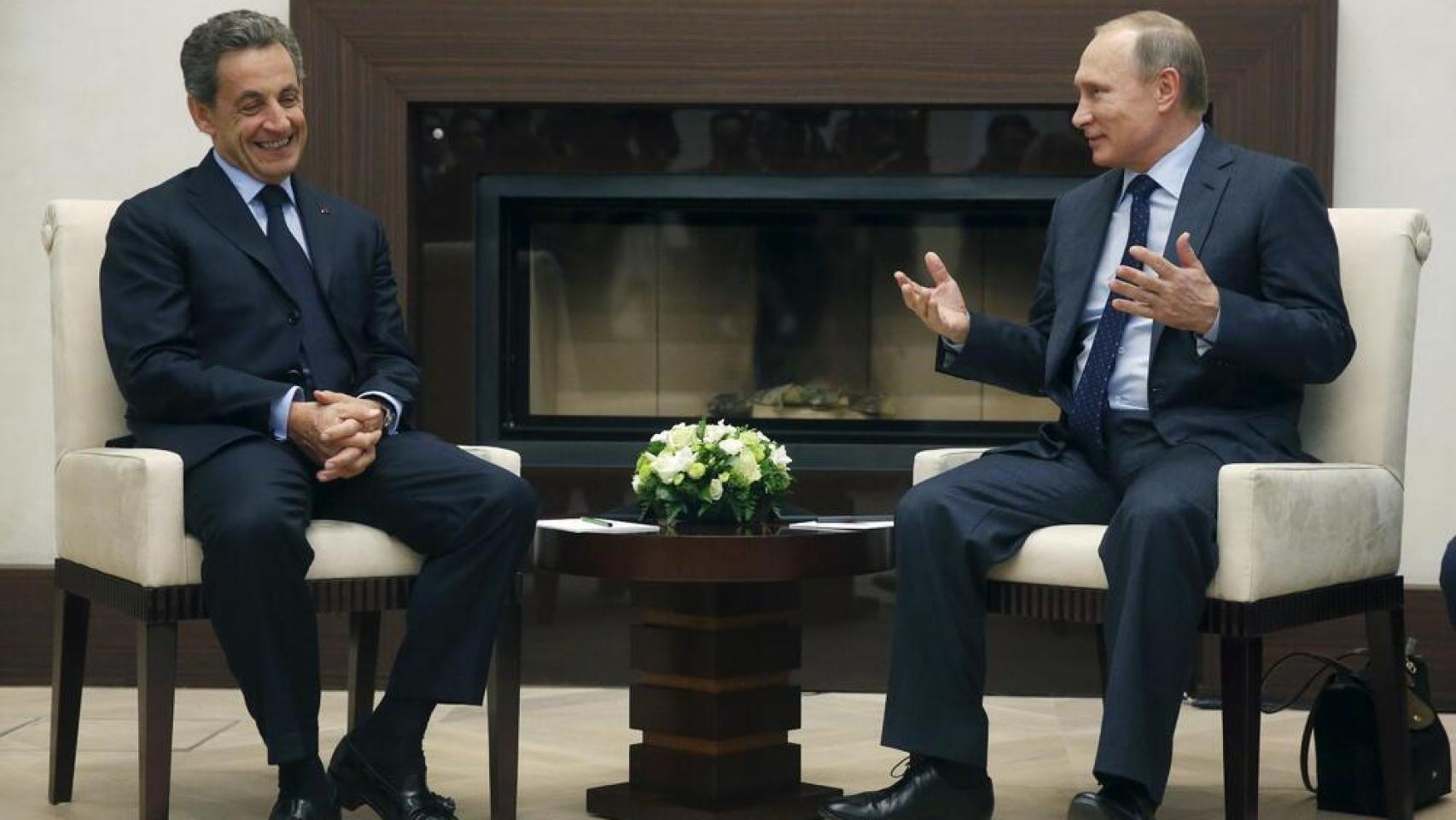 El expresidente francés, Nicolas Sarkozy, junto a Vladímir Putin, durante la reunión que mantuvieron en Moscú en 2015.