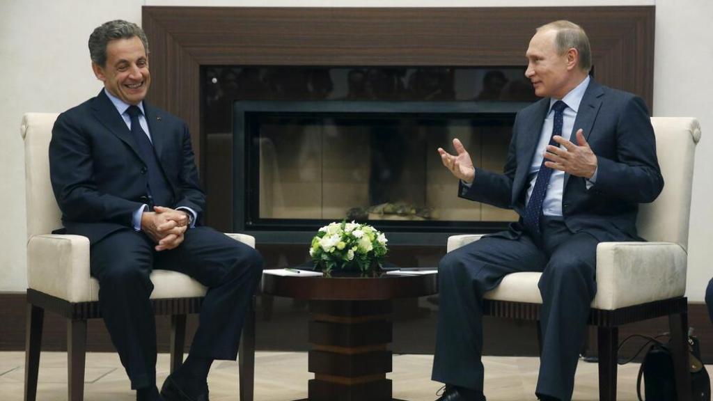 El expresidente francés, Nicolas Sarkozy, junto a Vladímir Putin, durante la reunión que mantuvieron en Moscú en 2015.