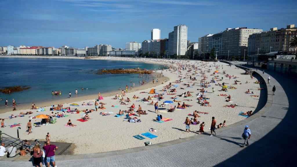Playa de Riazor de A Coruña en un día de sol.