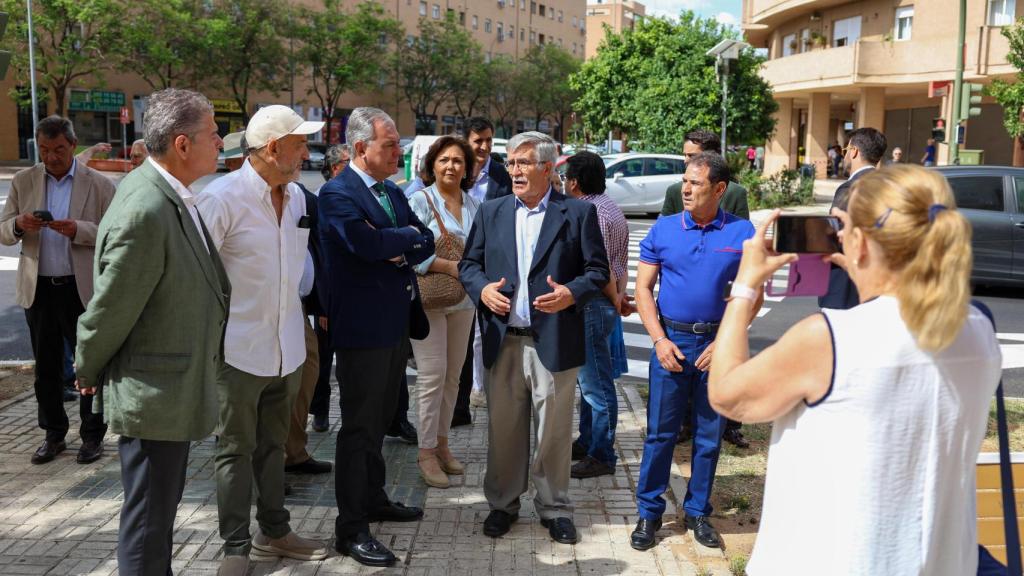 El alcalde de Sevilla, José Luis Sanz, supervisa con vecinos las obras de Sevilla Este para evitar inundaciones.