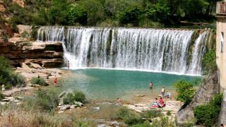La espectacular piscina natural de agua cristalina con una cascada de ocho metros: ideal para una escapada de verano