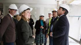 Susana Camarero, en el centro, y Carlos Mazón, a la derecha, en la visita a una obra de Castellón. EE