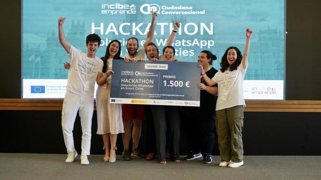 El equipo ganador del 'hackathon' celebra su triunfo.