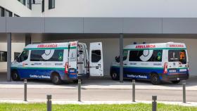 Imagen de archivo de dos ambulancias en el Hospital Universitario de Toledo.