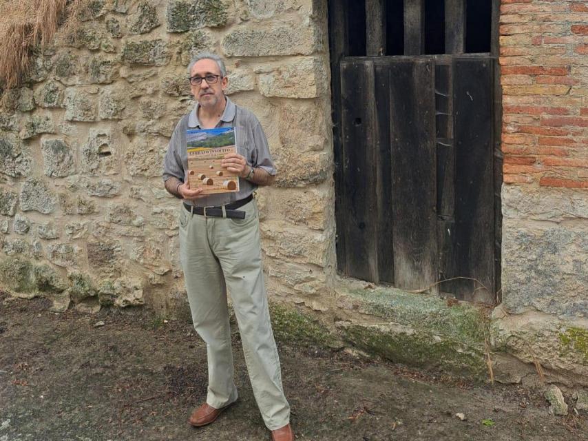 Fernando Pastor en Alba de Cerrato con su libro