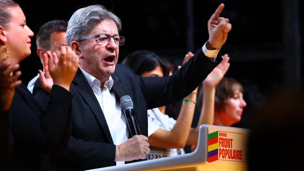 Jean-Luc Melenchon, líder del partido de extrema izquierda La France Insoumise, y varios miembros de la coalición Nuevo Frente Popular, durante un discurso tras las elecciones francesas.