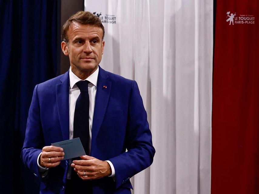 El presidente francés, Emmanuel Macron, votando este domingo en París.