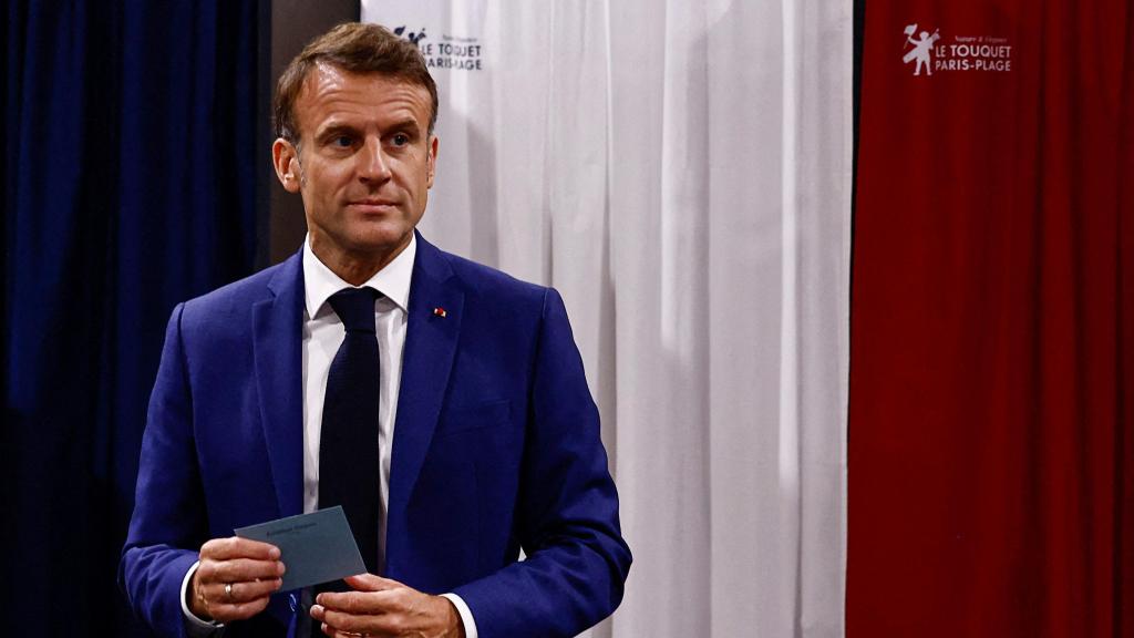 El presidente francés, Emmanuel Macron, votando este domingo en París.