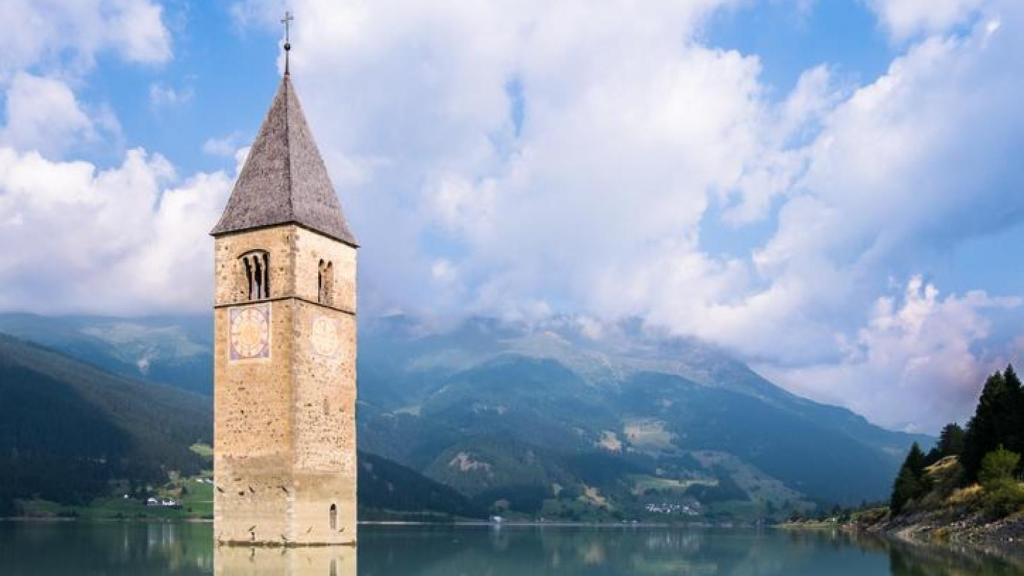 Campanario de la iglesia sumergida en el pantano de Sau.