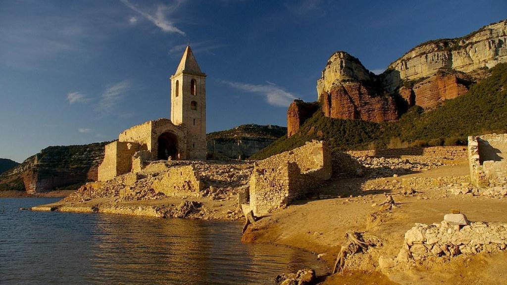 Sant Romà de Sau cuando desciende el nivel del pantano.