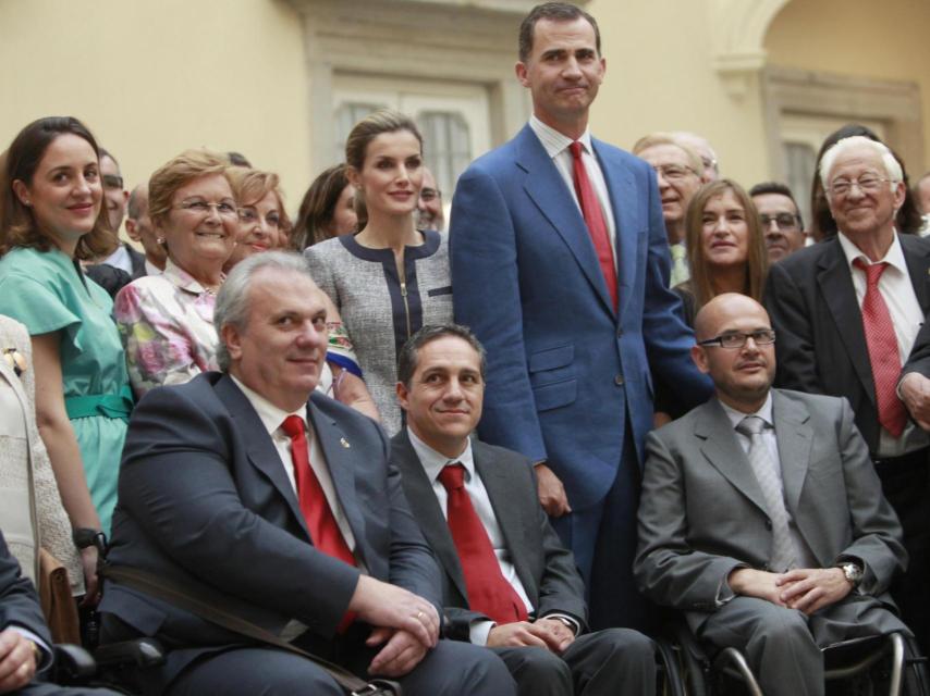 Los reyes Felipe VI y Letizia con una representación de asociaciones LGTBI españolas en el Palacio de El Pardo en junio de 2014.