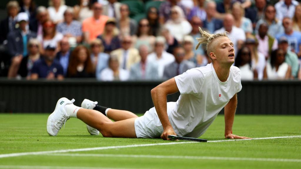Lajal, tras un resbalón, tendido en la hierba de Wimbledon.