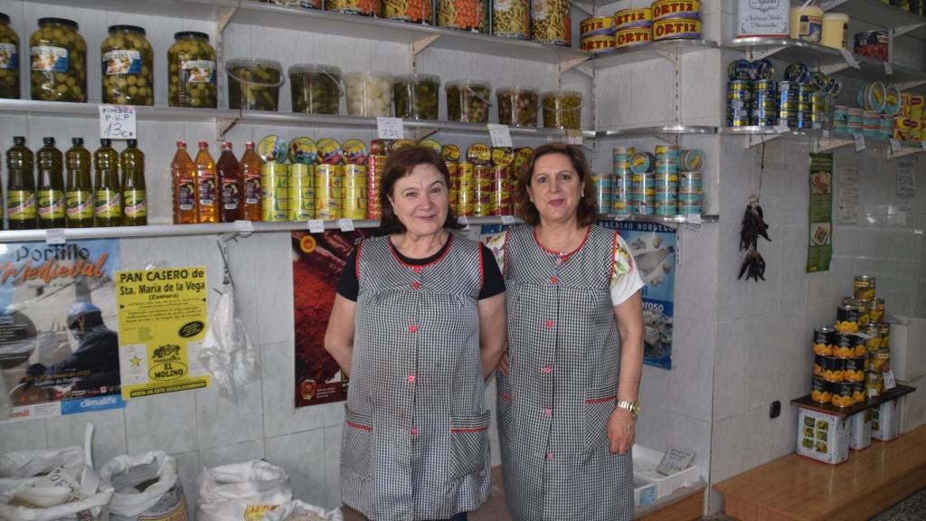 Mari Luz Hernández y Mari Carmen Gómez en su tienda de Las Delicias