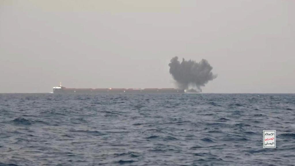 Columna de humo tras una explosión en un buque de bandera griega atacado por los hutíes el pasado 12 de junio.
