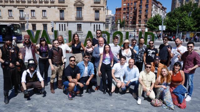 El alcalde de Valladolid, Jesús Julio Carnero; y la concejala de Turismo, Eventos y Marca Ciudad, Blanca Jiménez, junto a los artistas locales que actuarán en las Fiestas de Valladolid