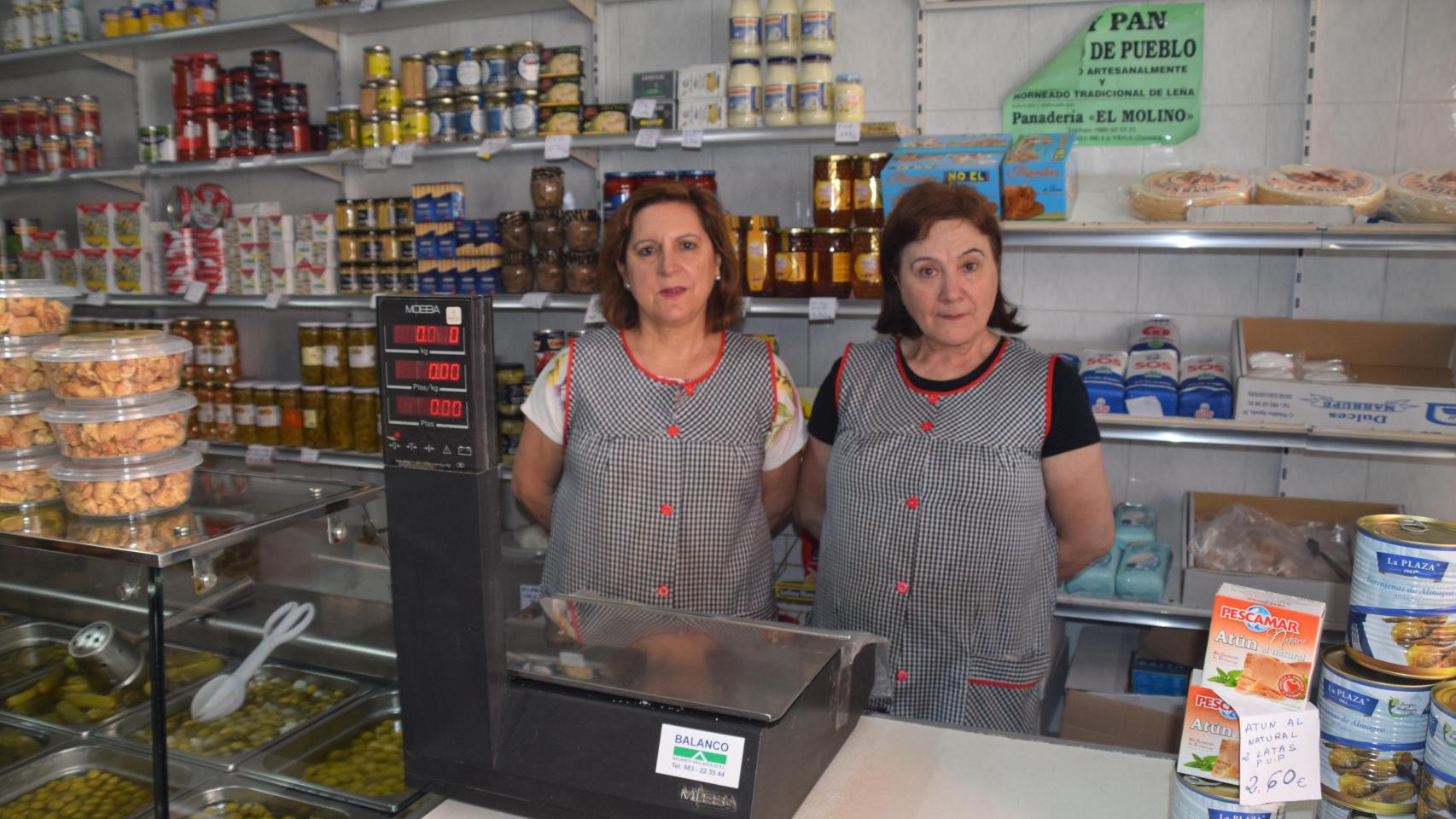 Mari Luz y Mari Carmen en su tienda del barrio de Las Delicias, en Valladolid