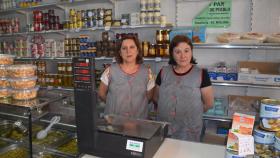 Mari Luz y en su tienda del barrio de Las Delicias, en Valladolid