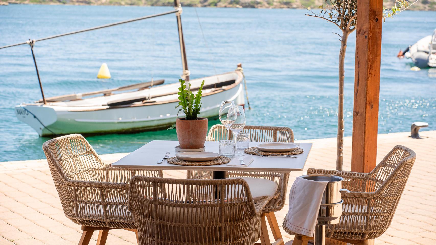El restaurante en la costa de Menorca donde un ex jefe de cocina de El Bulli triunfa con su caldereta