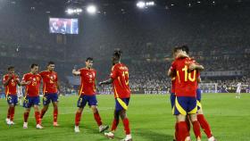 Los jugadores de la selección española celebran el gol de Dani Olmo ante Georgia.