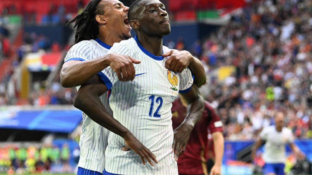 Kolo Muani, junto con Koundé, celebra el gol de Francia ante Bélgica.