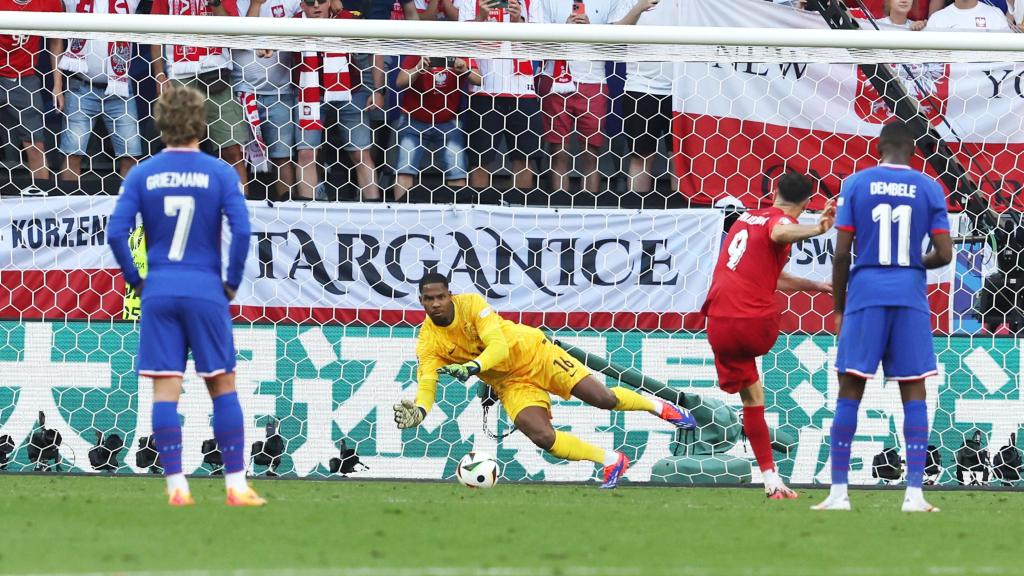 Robert Lewandowski tira un penalti en la UEFA Euro 2024
