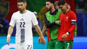 Cristiano Ronaldo consolado por uno de sus compañeros tras el fallo