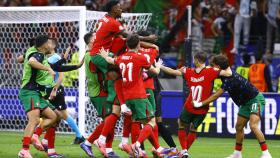 Los jugadores de Portugal abrazan a Diogo Costa, el héroe de la tanda de penaltis.