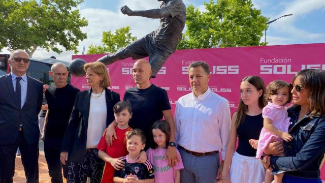 El alcalde de Albacete, Manuel Serrano, visita con Andrés Iniesta la estatua del gol del Mundial.