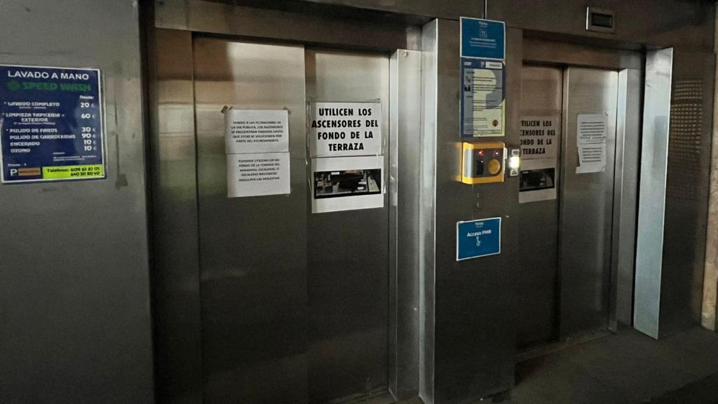 Las humedades han provocado que se filtre agua al foso de los ascensores del ala oeste que están inutilizados para evitar riesgos.