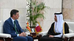 El presidente del Gobierno, Pedro Sánchez (i), y el primer ministro y ministro de Asuntos Exteriores del Estado de Qatar, Mohamed bin Abdulrahman al Zani, el 3 de abril.