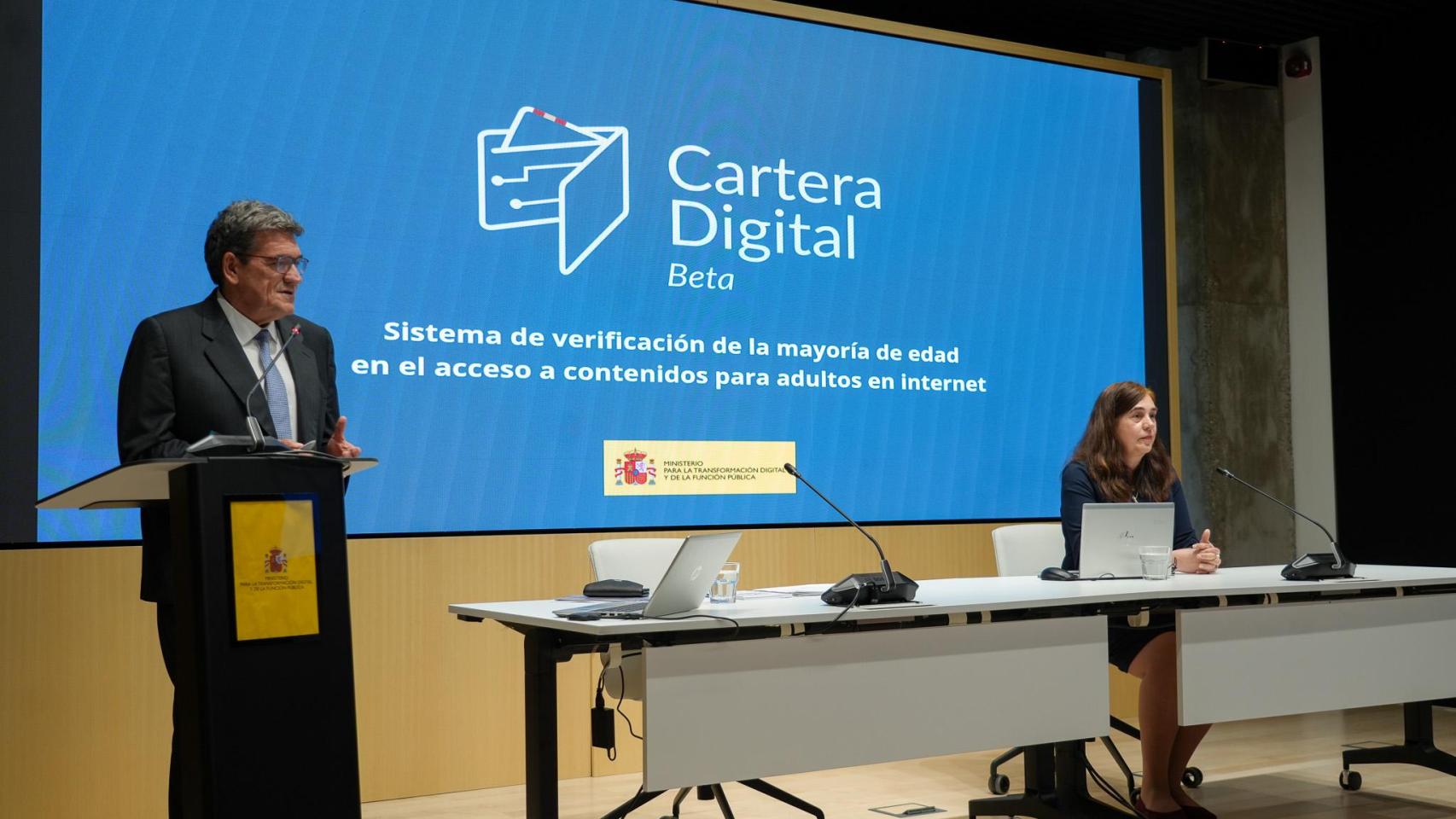 El ministro para la Transformación Digital y de la Función Pública, José Luis Escrivá, junto a la directora general de Gobernanza Pública, Carmen Cabanillas,  durante la presentación de Cartera Digital Beta.