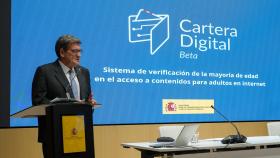 El ministro para la Transformación Digital y de la Función Pública, José Luis Escrivá, junto a la directora general de Gobernanza Pública, Carmen Cabanillas,  durante la presentación de Cartera Digital Beta.