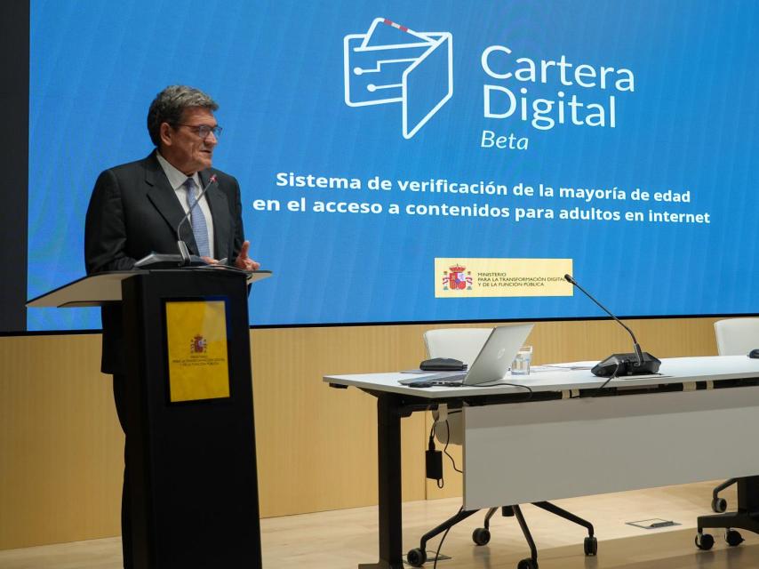 El ministro para la Transformación Digital y de la Función Pública, José Luis Escrivá, junto a la directora general de Gobernanza Pública, Carmen Cabanillas,  durante la presentación de Cartera Digital Beta.