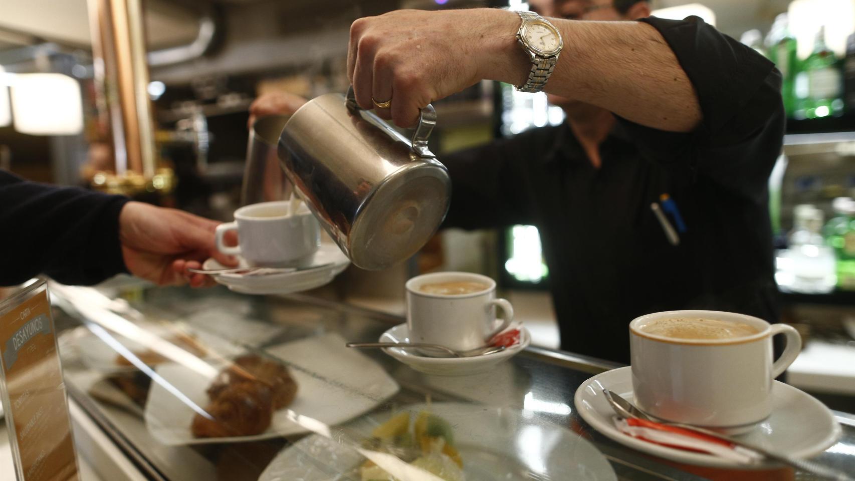 Un camarero sirviendo un café, en una imagen de archivo.