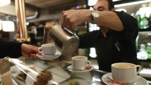 Un camarero sirviendo un café, en una imagen de archivo.