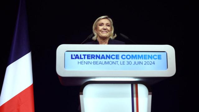 Marine Le Pen, líder francesa de extrema derecha y candidata del partido Asamblea Nacional (RN), pronuncia un discurso tras las elecciones.