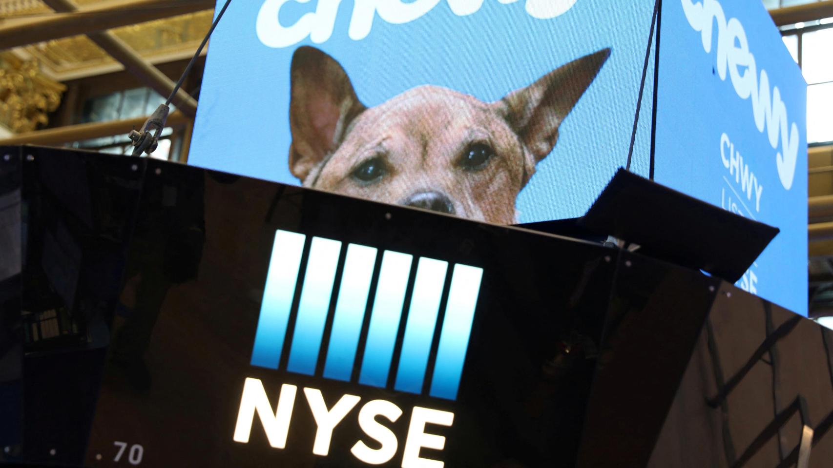 Logo de Chewy en unas pantallas del edificio de la Bolsa de Nueva York.