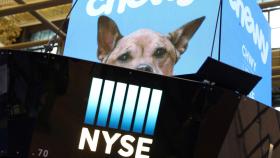 Logo de Chewy en unas pantallas del edificio de la Bolsa de Nueva York.