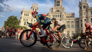 Foto de archivo del pelotón de ciclistas de la última etapa de la 78º edición de La Vuelta Ciclista a España en la Plaza de Cibeles.