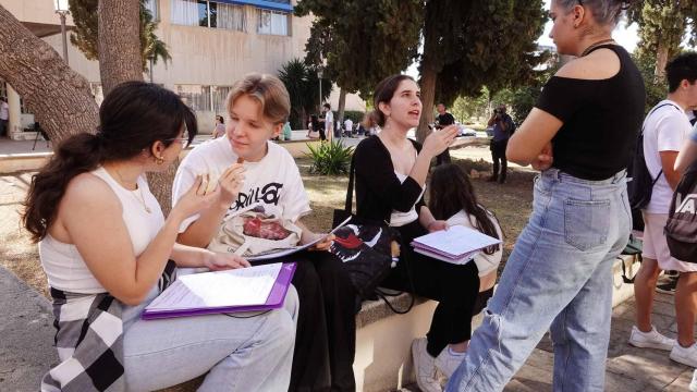 Alumnos en el descanso de la primera convocatoria de Selectividad en Málaga, el pasado mes de junio.