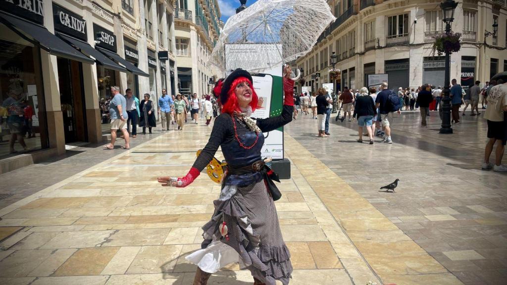 Fantazya, la muñeca bailarina húngara que encontró en la calle Larios de Málaga su mejor teatro.