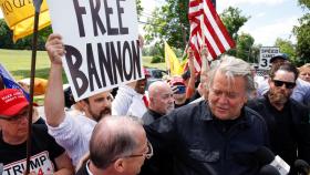 Steve Bannon a su llega a la  prisión federal de Danbury, en Connecticut, para cumplir una condena de 4 meses por desacato al Congreso.
