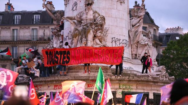 Pancarta antifascista junto a la estatua de Marianne en la plaza de la República de París