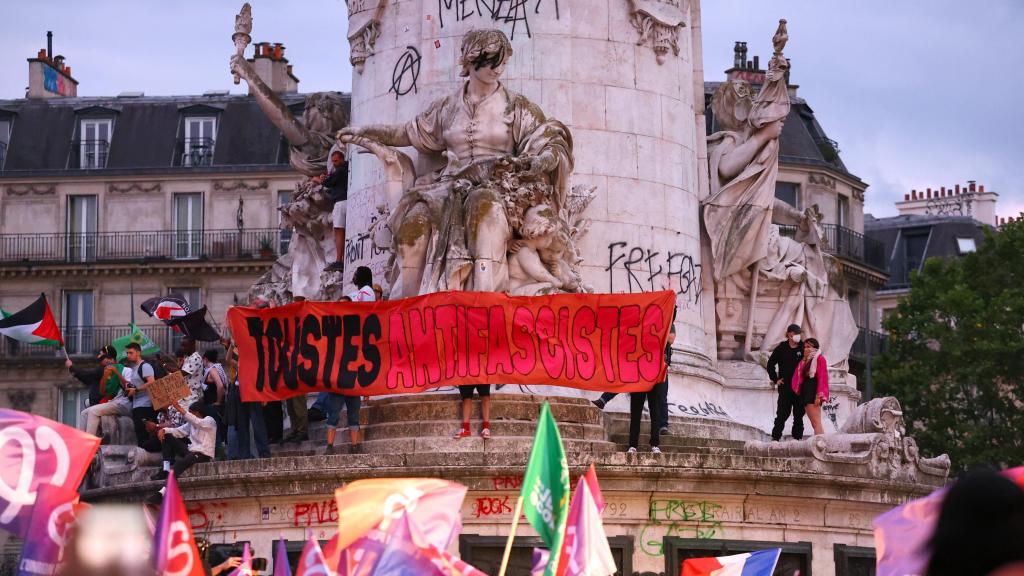 Pancarta antifascista junto a la estatua de Marianne en la plaza de la República de París