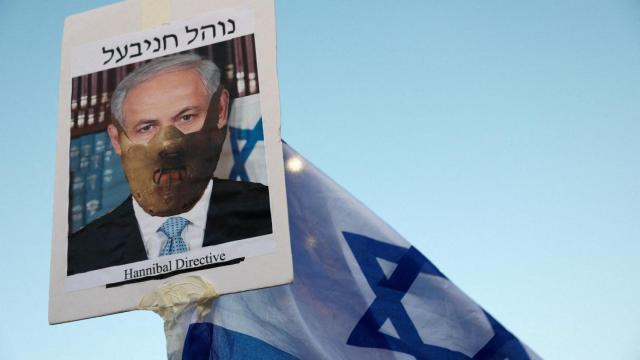 Una pancarta que representa al primer Ministro israelí Benjamin Netanyahu  como el psicópata Hannibal Lecter en una manifestación contra el Gobierno israelí  en Ashkelon (Israel).