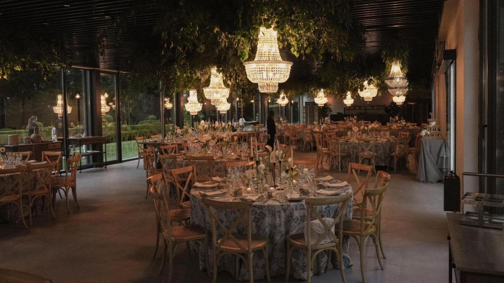 El interior del salón de banquetes de Xaz, decorado con lámparas de araña y jardín colgante